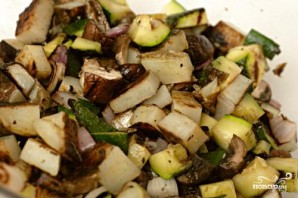 Салат из жареных овощей с грибами - фото шаг 4