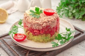 Слоёный салат с тунцом, помидорами и авокадо - фото шаг 12