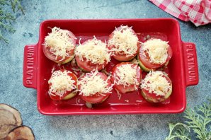 Кабачки в духовке с помидорами, фаршем и сыром кружочками