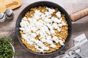 Пирожки с солеными грибами - фото шаг 9