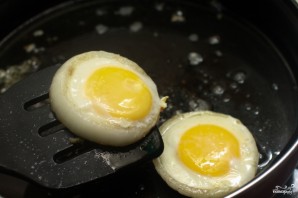 Яйца в луковых кольцах - фото шаг 6