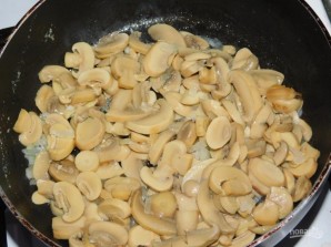Слоеный салат с курицей, грибами и грецкими орехами - фото шаг 1