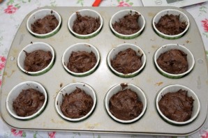 Насыщенные шоколадные капкейки с джемом - фото шаг 5