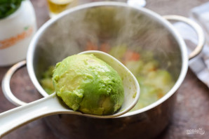 Суп-пюре из кабачков и авокадо - фото шаг 5