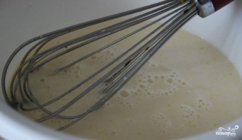 Тонкие блины на кислом молоке - фото шаг 1