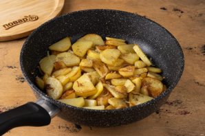 Жареная картошка с луком - фото шаг 7