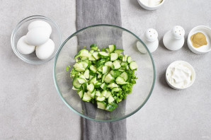 Салат из яиц и зеленого лука - фото шаг 3