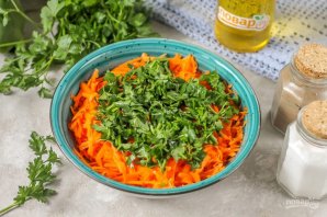 Морковный салат с орехами и петрушкой - фото шаг 3