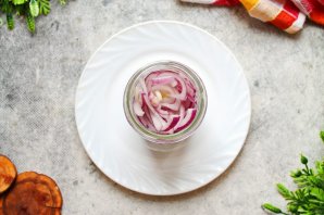 Лук с уксусом - фото шаг 6