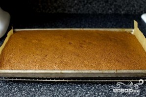 Шоколадный рулет со сливочным кремом - фото шаг 4