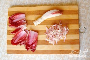 Салат из сердца с копченым сыром и цикорием - фото шаг 2