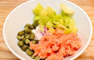 Салат с семгой и овощами - фото шаг 2
