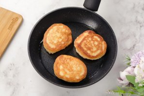 Оладушки на кислом молоке - фото шаг 11