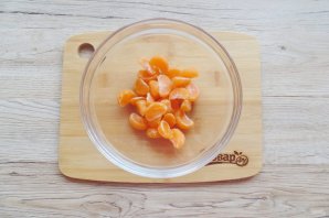 Фруктовый салат из мандаринов и яблок - фото шаг 2