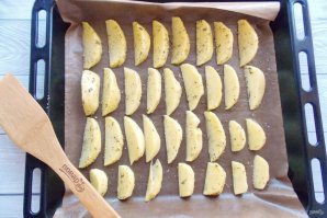 Картофельные дольки с чесноком - фото шаг 6