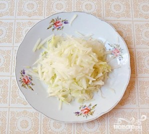 Салат из капусты с курицей и редисом - фото шаг 5