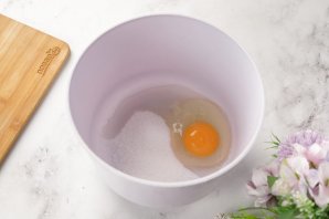 Оладушки на кислом молоке - фото шаг 2