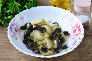 Салат с маслинами и огурцами - фото шаг 5