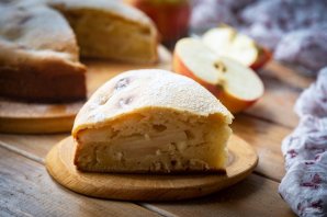 Заливной пирог на ряженке в духовке с яблоками - фото шаг 11