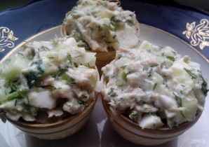 Салат с тунцом в тарталетках - фото шаг 7