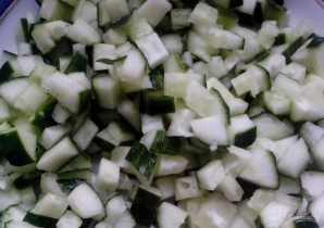 Салат с тунцом в тарталетках - фото шаг 3