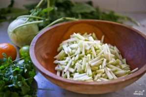 Салат с кольраби и зеленью - фото шаг 2