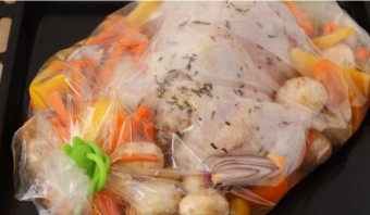 Курица с овощами в рукаве в духовке - фото шаг 3