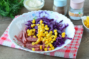 Салат из краснокочанной капусты с колбасой - фото шаг 5