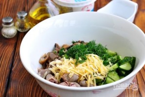 Салат из куриных сердечек с грибами и сыром - фото шаг 5