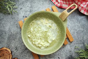 Рецепт мидии в сливочно-чесночном соусе на сковороде - фото шаг 2