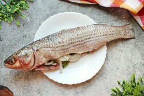 Кефаль, запеченная в духовке - фото шаг 7