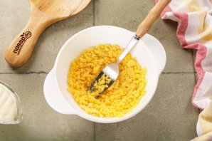 Яйца, фаршированные сыром и чесноком - фото шаг 4