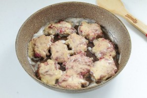 Куриная печень в сметанно-чесночном кляре - фото шаг 6