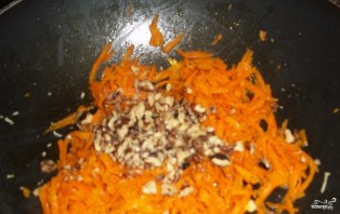 Морковь с грецким орехом - фото шаг 3