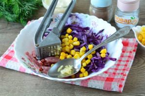 Салат из краснокочанной капусты с колбасой - фото шаг 6