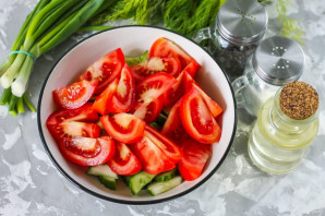 Салат из огурцов, помидоров и сыра - фото шаг 3