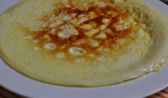 Омлет с сыром на сковороде - фото шаг 3