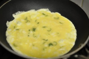 Омлет с молоком и сыром - фото шаг 4