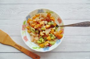 Фруктовый салат из консервированных персиков и груш - фото шаг 7