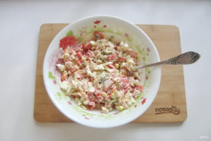 Салат с крабовым мясом и помидорами - фото шаг 10