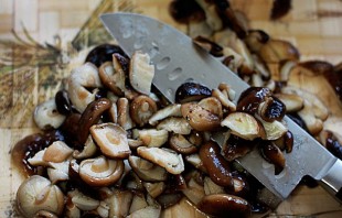 Мясо с грибами на сковороде - фото шаг 3