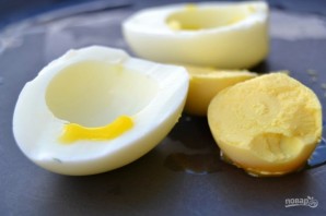 Фаршированные яйца с икрой - фото шаг 2
