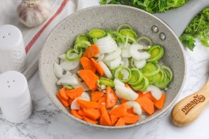 Язычки ягненка в овощном соусе