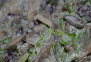 Салат из шампиньонов и фасоли - фото шаг 5