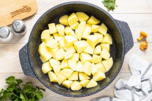 Тушеная картошка с лисичками - фото шаг 7