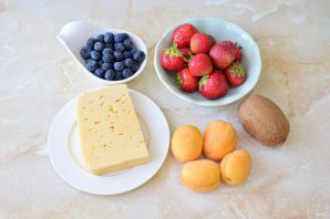 Сыр с ягодами и фруктами - фото шаг 1