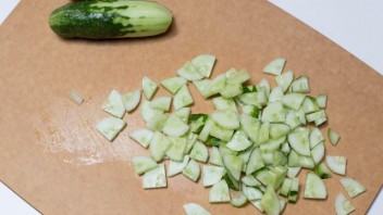 Салат из огурцов и зелени - фото шаг 2