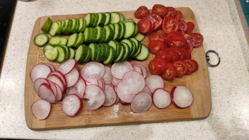 Салат с творогом и овощами - фото шаг 2