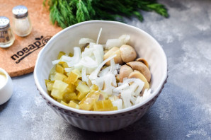 Салат с солеными грибами и картофелем - фото шаг 5