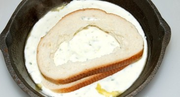 Яичница в хлебе в духовке - фото шаг 3